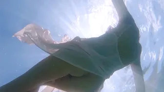 Sexy Milf With Nice Ass Posed Underwater